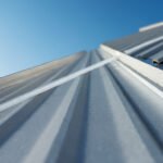 découvrez les avantages des bandes de rive en aluminium et en zinc, et apprenez laquelle de ces options offre la meilleure durabilité et résistance au vieillissement pour votre toiture.