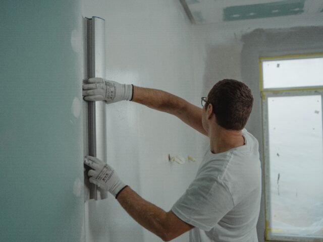 Ordre des travaux de rénovation : pourquoi l&rsquo;enveloppe passe avant l&rsquo;intérieur